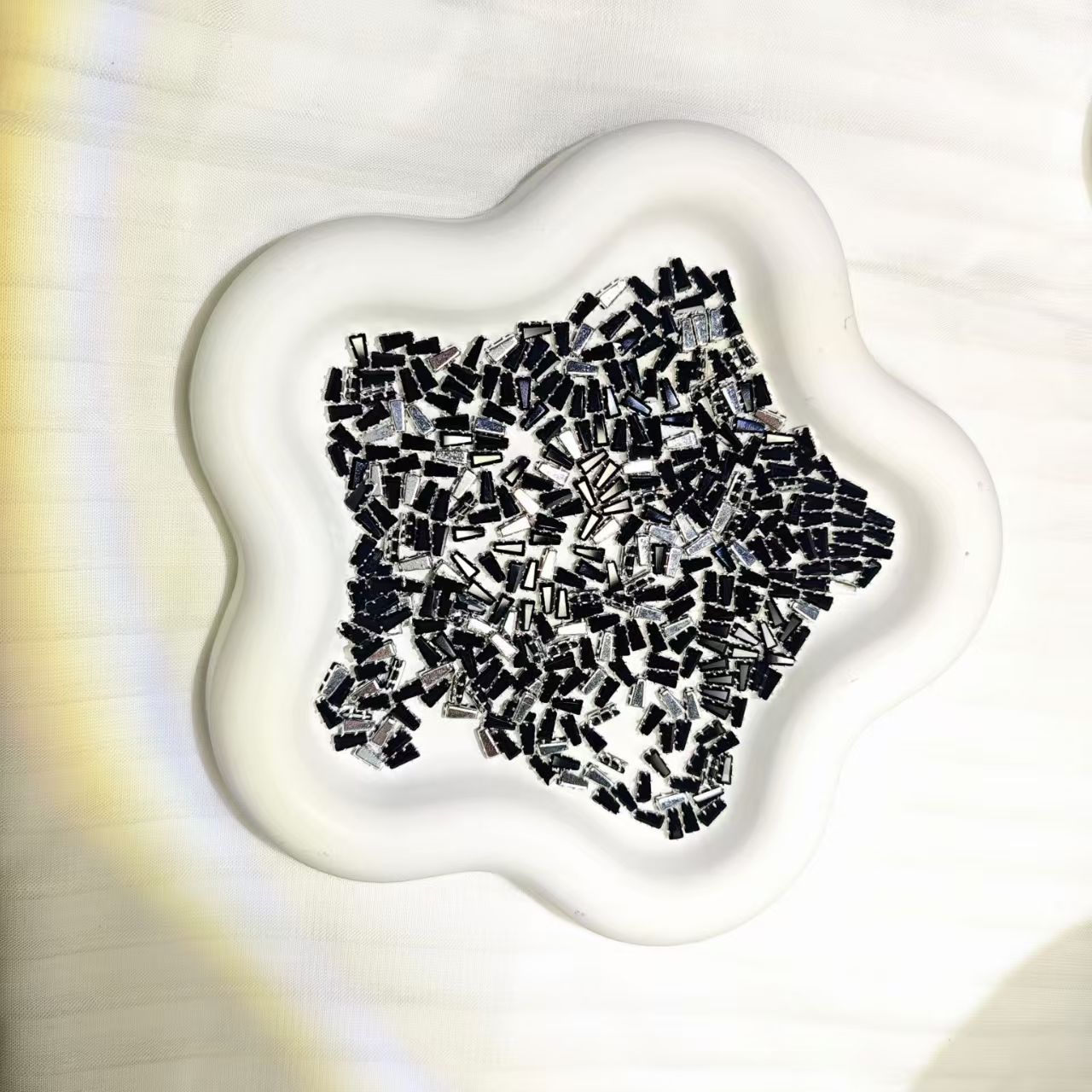 2*3*6 trapezoidal black amber zircon six-claw DIY claws zircon claw diamond beads gemstone accessories hand-sewn