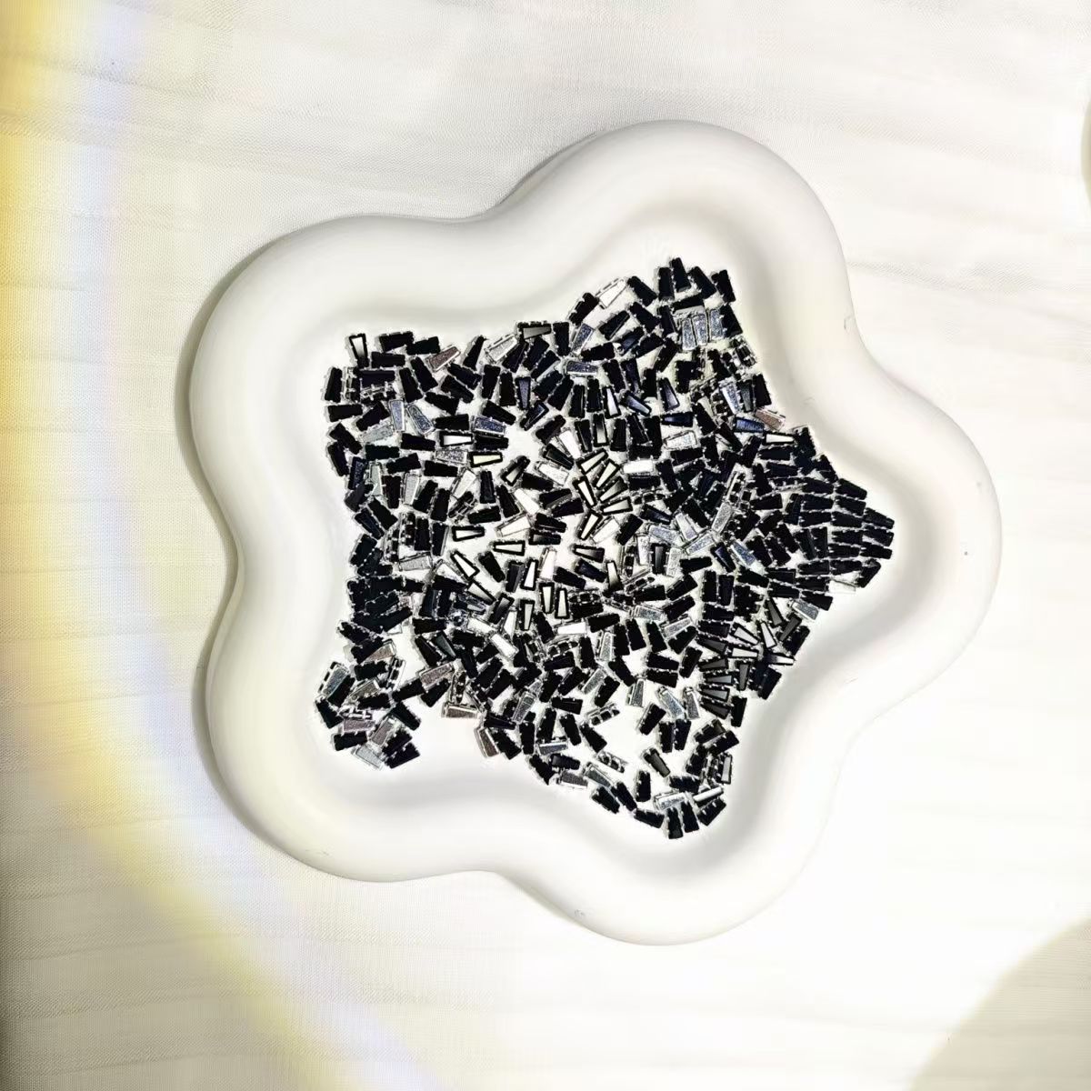 2*3*6 trapezoidal black amber zircon six-claw DIY claws zircon claw diamond beads gemstone accessories hand-sewn