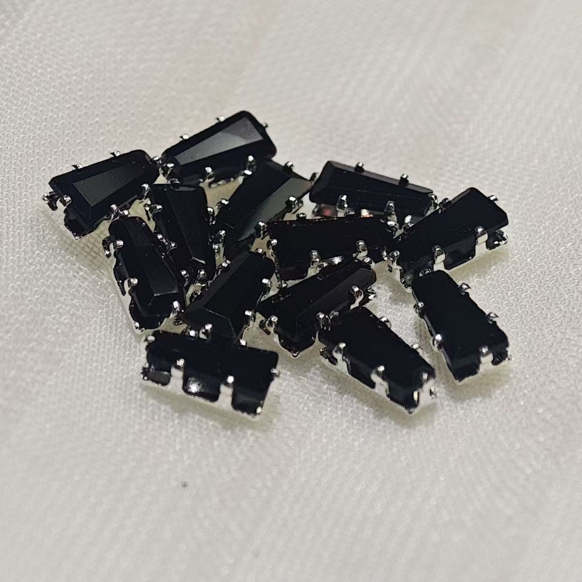 2*3*6 trapezoidal black amber zircon six-claw DIY claws zircon claw diamond beads gemstone accessories hand-sewn