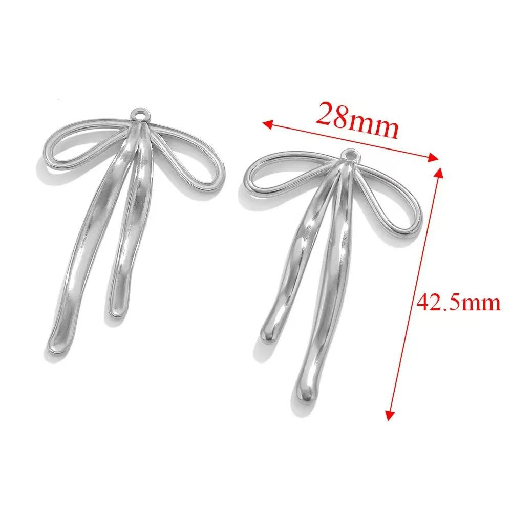 Stainless steel bow - shaped jewelry accessories, DIY necklaces, bracelets, and earrings. There are 5 trendy electroplated bow - shaped pendants.
