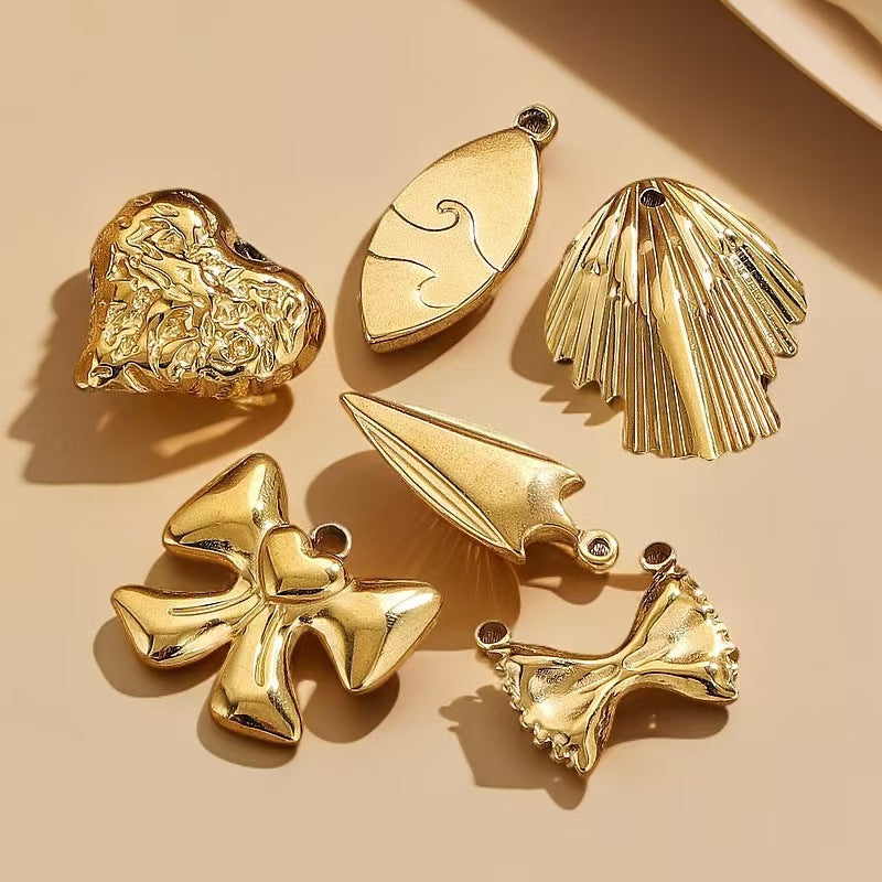 Wholesale of 5 exquisite pendants for small accessories in European and American style, made of stainless steel with 18K gold plating, suitable for DIY necklaces and bracelets.
