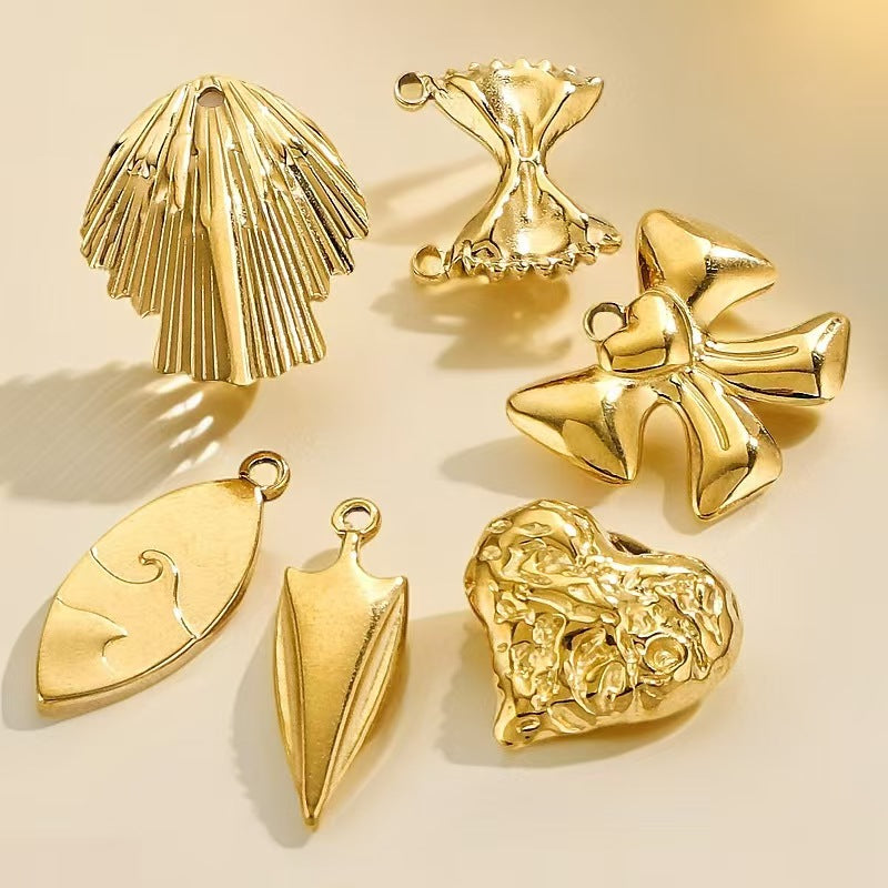 Wholesale of 5 exquisite pendants for small accessories in European and American style, made of stainless steel with 18K gold plating, suitable for DIY necklaces and bracelets.