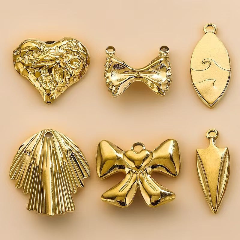 Wholesale of 5 exquisite pendants for small accessories in European and American style, made of stainless steel with 18K gold plating, suitable for DIY necklaces and bracelets.