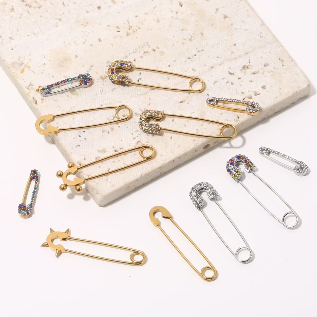 Set of 5 Stainless Steel Gold-Plated Diamond-Encrusted Brooches, Colorful Diamond-Embedded Unique Brooches, Must-Have Accessories for Outfit Matching, Handmade DIY Jewelry Components