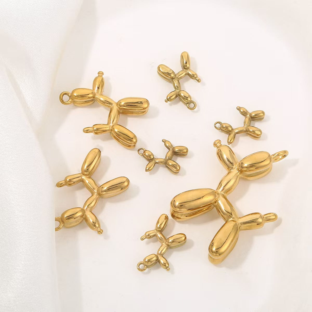 Lucky and cute dog stainless steel pendant, popular for domestic sales, color - retaining animal jewelry accessories, direct sales of jewelry, 5 pieces