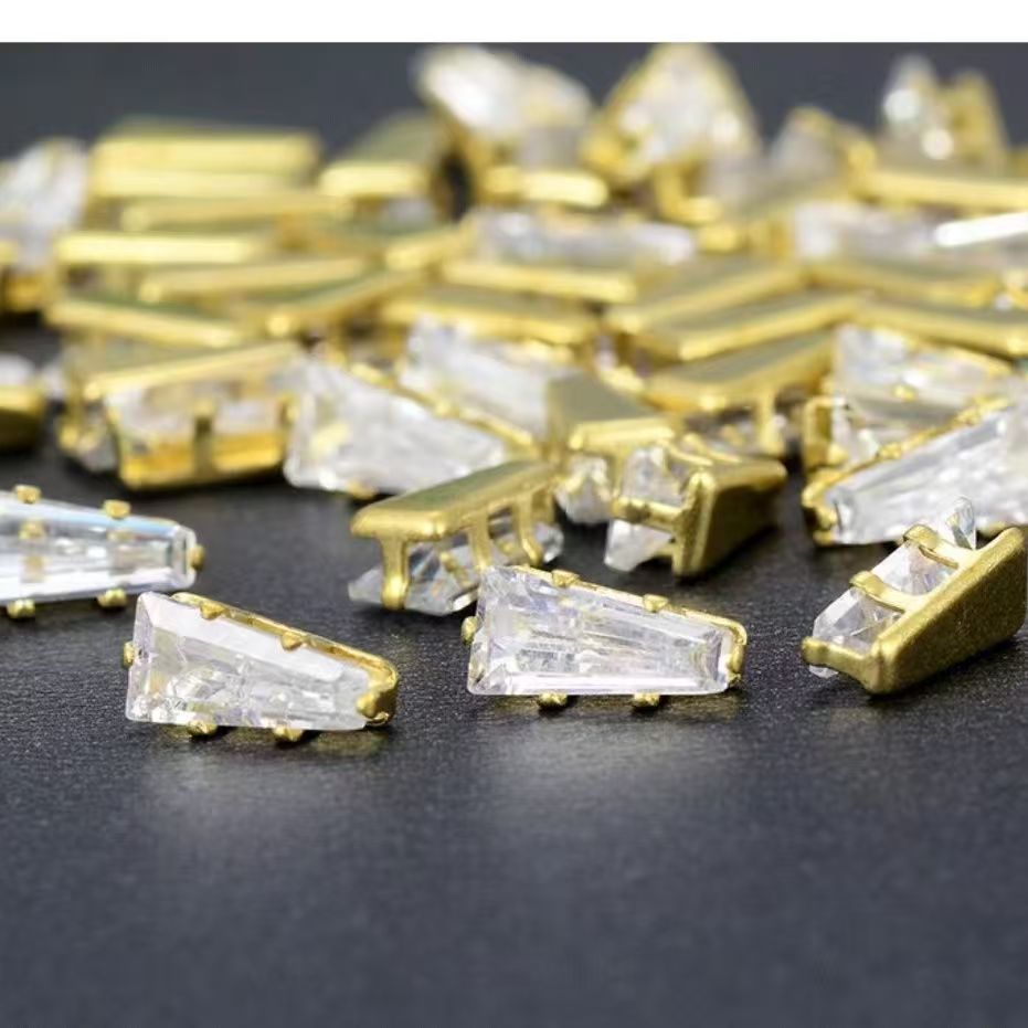 Personalized trapezoidal zircon rhinestones, hand-sewn claw-set zircon, electroplated crystal mini rhinestones, luxurious nail art rhinestones for DIY, fully covered with shiny rhinestones.