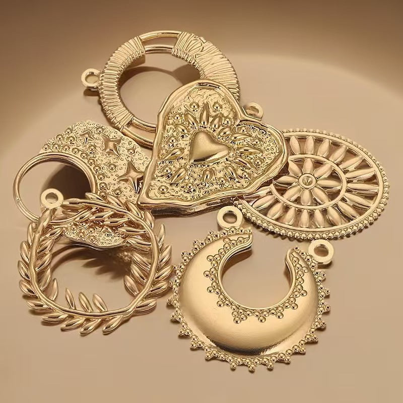 Electroplating process for stainless - steel gilded pendants, with European and American personalized trendy style. 5 handmade DIY necklace accessory pendants