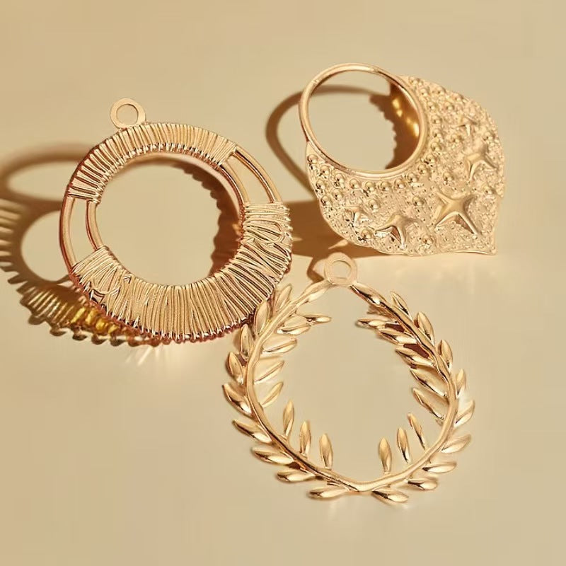 Electroplating process for stainless - steel gilded pendants, with European and American personalized trendy style. 5 handmade DIY necklace accessory pendants