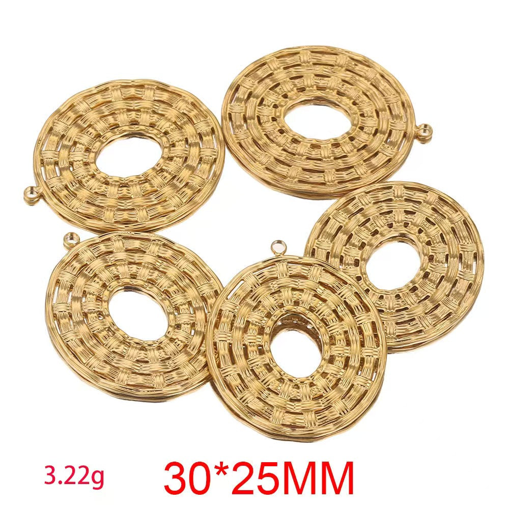 Electroplating process for stainless - steel gilded pendants, with European and American personalized trendy style. 5 handmade DIY necklace accessory pendants