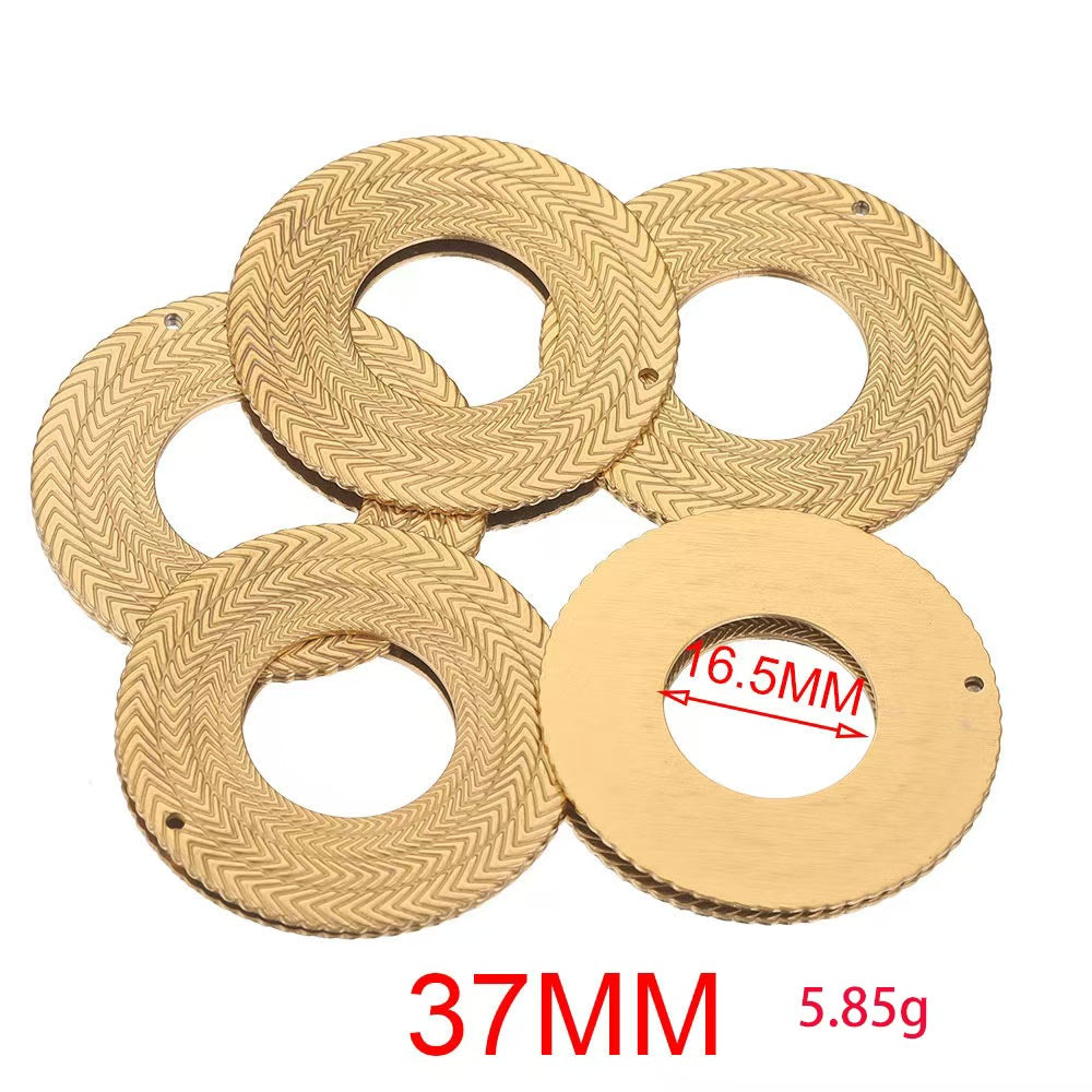 Electroplating process for stainless - steel gilded pendants, with European and American personalized trendy style. 5 handmade DIY necklace accessory pendants