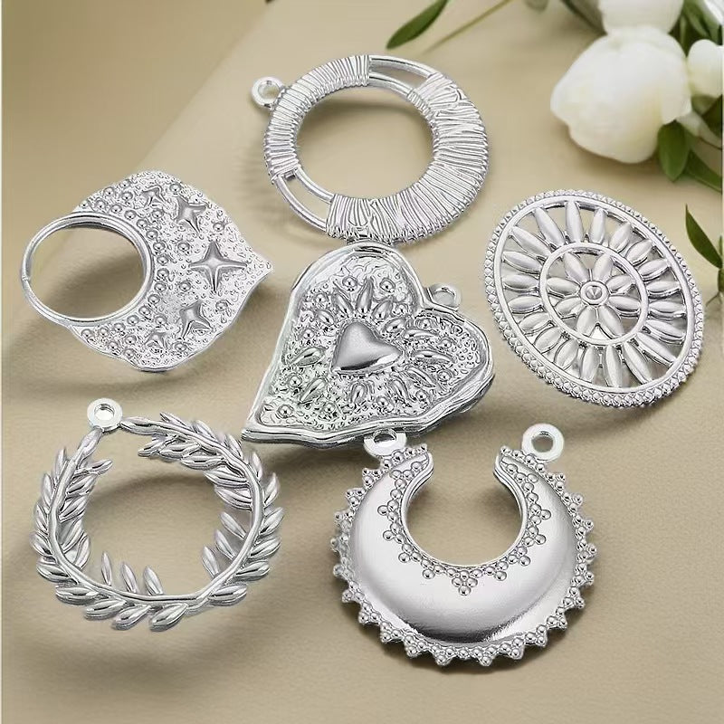 Electroplating process for stainless - steel gilded pendants, with European and American personalized trendy style. 5 handmade DIY necklace accessory pendants